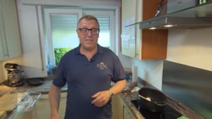 Schottenfreund Rainer serviert Whisky-Braten Schottenfreund Rainer serviert Whisky-Braten
