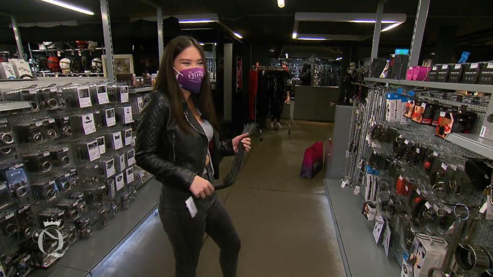 Laura geht nicht ohne ihre Peitsche auf den Kiez! Laura geht nicht ohne ihre Peitsche auf den Kiez!