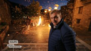 Hape feiert das Johannesfest mit, indem er Feuer schwingt Hape feiert das Johannesfest mit, indem er Feuer schwingt