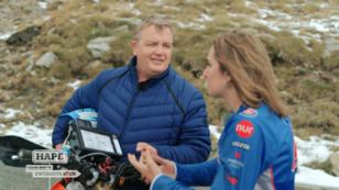 Eine Enduro-Fahrerin und ein Rallymeister Eine Enduro-Fahrerin und ein Rallymeister