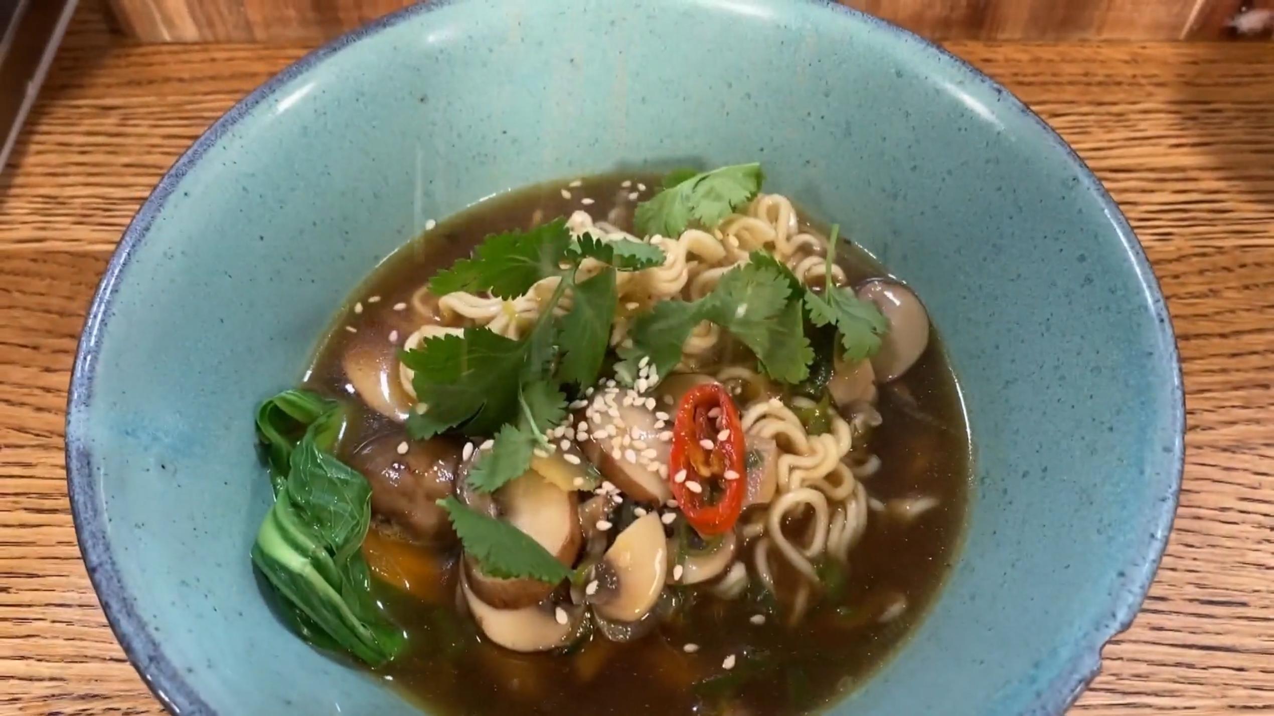 Vegane Asia-Nudelsuppe Vegane Asia-Nudelsuppe