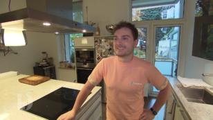 Basti ist bereit für sein Dinner Basti ist bereit für sein Dinner