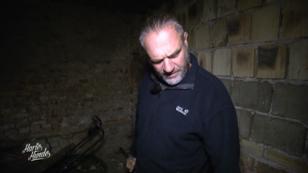 Ralf schaut sich die Scheune an Ralf schaut sich die Scheune an