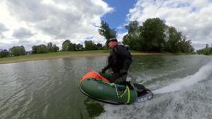 Mit Surfboard zur Reetung eilen Mit Surfboard zur Reetung eilen