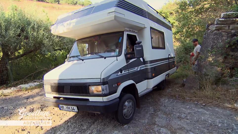 Der Camper muss hinauf befördert werden, aber wie? Der Camper muss hinauf befördert werden, aber wie?