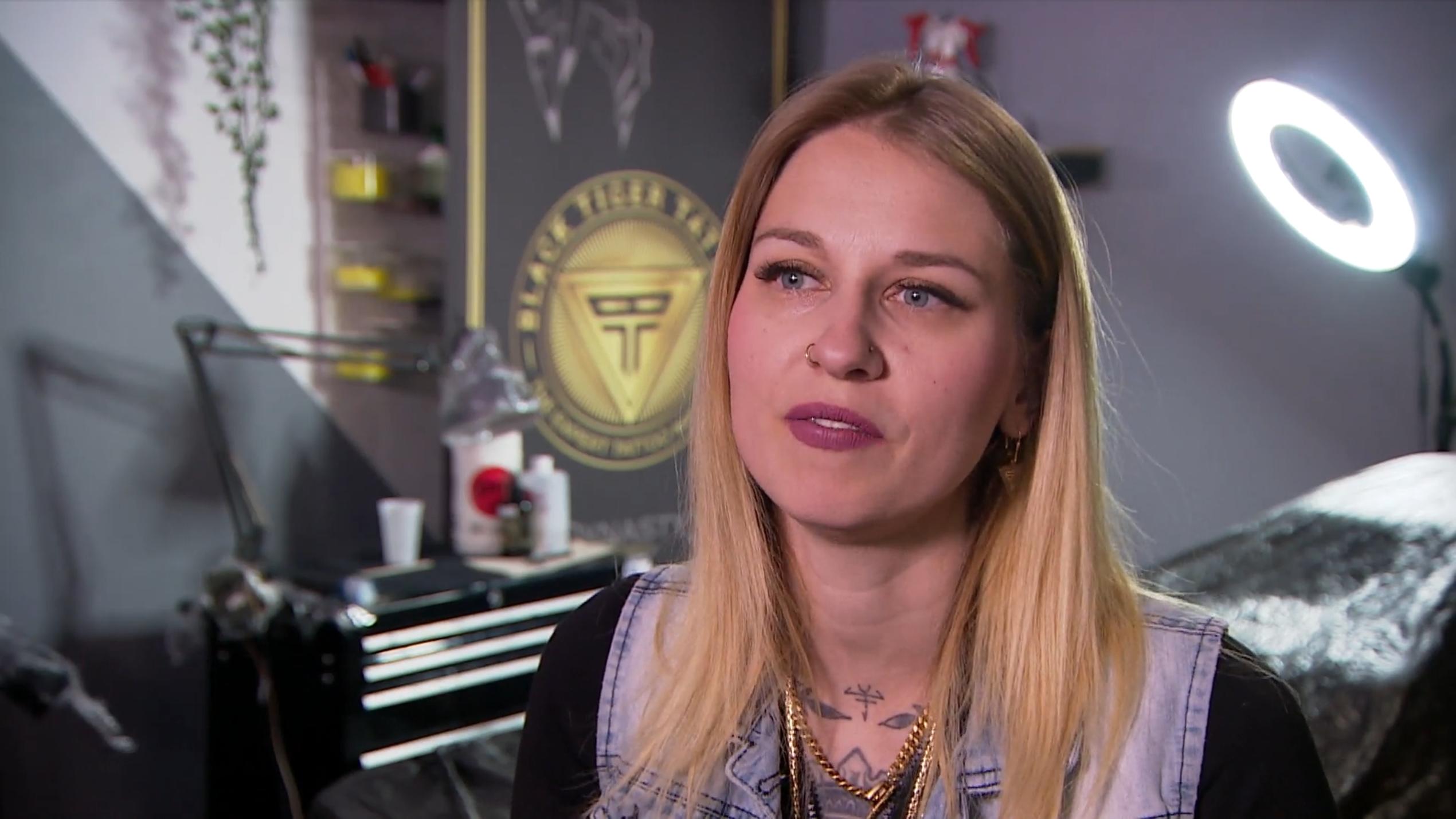 Julia möchte den Ruf von Tätowierungen aufpolieren Julia möchte den Ruf von Tätowierungen aufpolieren