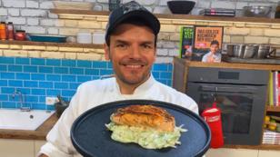 Gegrilltes Lachsfilet auf Wasabi-Schmorgurken Gegrilltes Lachsfilet auf Wasabi-Schmorgurken