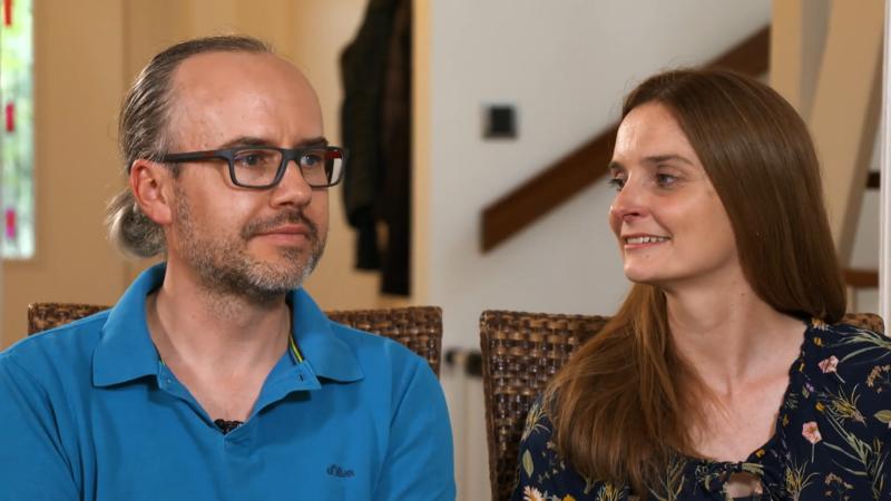 Große Familie, kleiner Hund