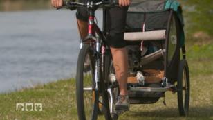 Beim Fahrradfahren braucht der Hund auch mal eine Pause Beim Fahrradfahren braucht der Hund auch mal eine Pause