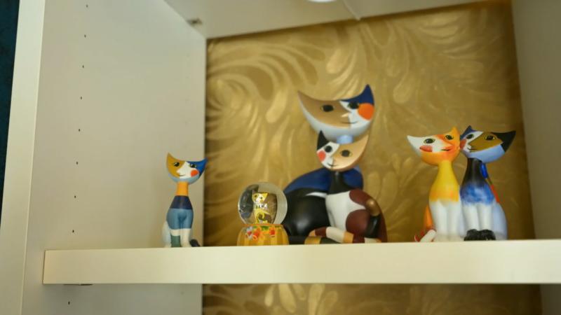 Hier wohnen hundert Katzenfiguren