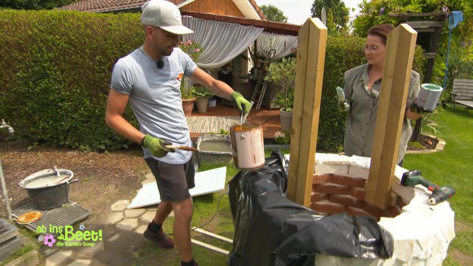 Der unfertige Brunnen bekommt ein Holzdach Der unfertige Brunnen bekommt ein Holzdach