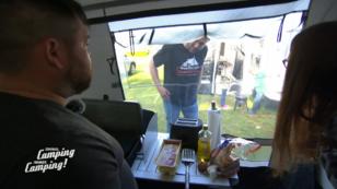 Bezahlt wird mit einer Flasche Bier Bezahlt wird mit einer Flasche Bier