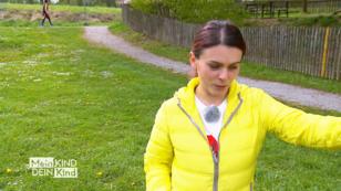 Galina bringt ihre Tochter zum Motorikspielplatz Galina bringt ihre Tochter zum Motorikspielplatz