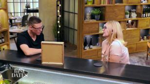 Maria bringt Danny ein Geschenk mit Maria bringt Danny ein Geschenk mit
