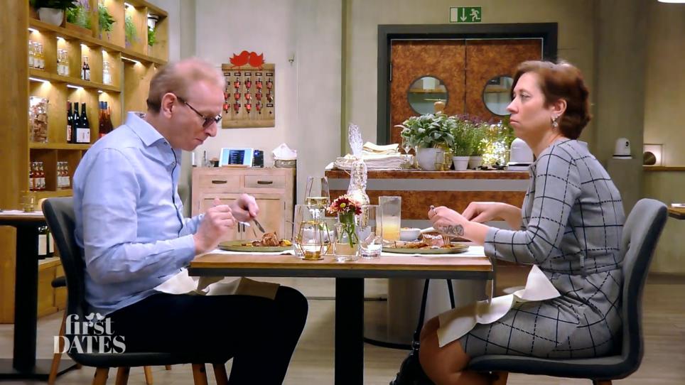 Zwischen Gerhard und Elena liegt eine große Entfernung Zwischen Gerhard und Elena liegt eine große Entfernung