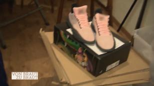 Nadines Mann zieht Dragonballschuhe an Nadines Mann zieht Dragonballschuhe an