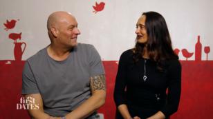 Polina bringt ihr eigenes Getränk mit Polina bringt ihr eigenes Getränk mit