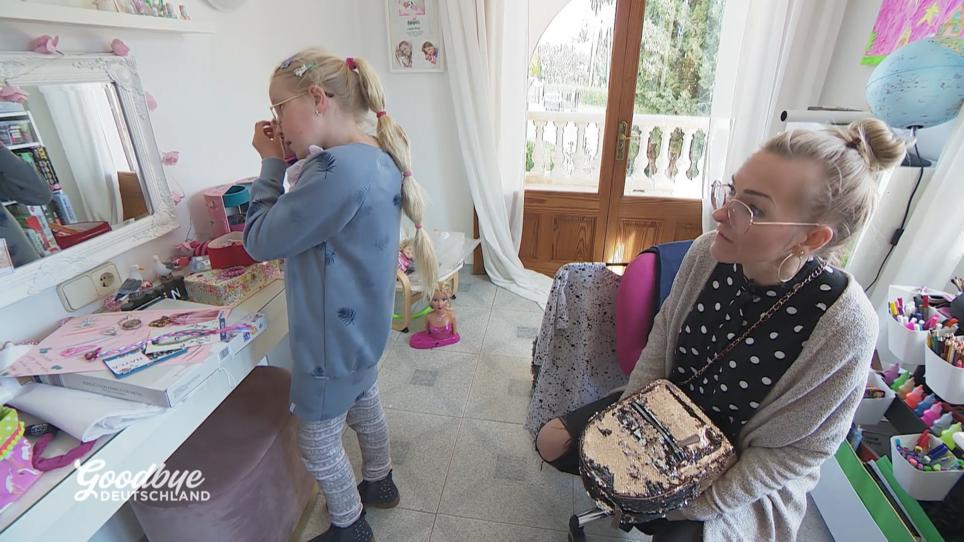 Nayla hat Angst vorm ersten Schultag Nayla hat Angst vorm ersten Schultag
