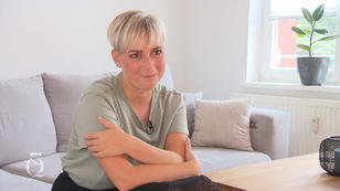 Hier kommt die gut gelaunte "Schwester" Stefanie Hier kommt die gut gelaunte "Schwester" Stefanie