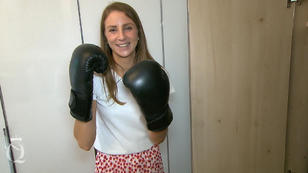Alisa packt auch mal die Boxhandschuhe aus Alisa packt auch mal die Boxhandschuhe aus