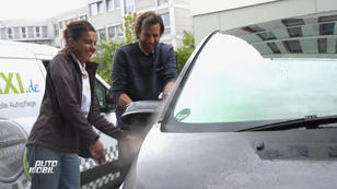 Eine Autowäsche nur mit heißem Wasser Eine Autowäsche nur mit heißem Wasser