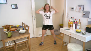 Frau Hip- Hop tanzt sich warm Frau Hip- Hop tanzt sich warm