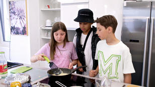 Zwölf Kinder machen gemeinsam Frühstück Zwölf Kinder machen gemeinsam Frühstück