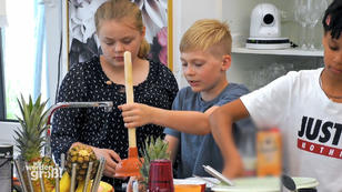 Die Kids müssen ein verstopftes Abflussrohr freimachen Die Kids müssen ein verstopftes Abflussrohr freimachen