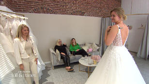 Das erste Kleid funkelt und funkelt Das erste Kleid funkelt und funkelt