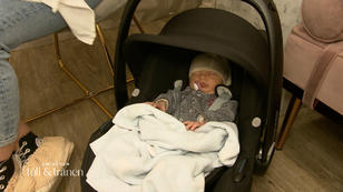 Baby-Töchterchen Amalia sitzt in der Jury Baby-Töchterchen Amalia sitzt in der Jury