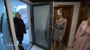 Stephanie stattet Ausstatterin Liv einen zweiten Besuch ab Stephanie stattet Ausstatterin Liv einen zweiten Besuch ab