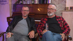 Lars passt es von vorne bis hinten nicht Lars passt es von vorne bis hinten nicht