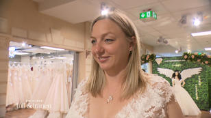 Nächstes Kleid wird ausgesucht Nächstes Kleid wird ausgesucht