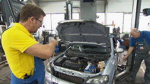 Ein Opel Astra Cabrio zischt und bockt Ein Opel Astra Cabrio zischt und bockt