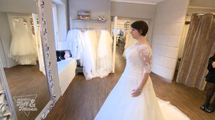 Patricia ist mit ihrem Traumkleid glücklich Patricia ist mit ihrem Traumkleid glücklich