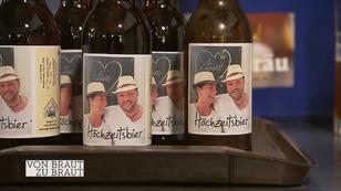 Nadja und Horst schmücken das Etikett Nadja und Horst schmücken das Etikett