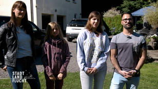 Möchte die Familie eins der Häuser kaufen? Möchte die Familie eins der Häuser kaufen?