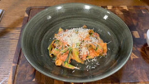 Zucchini-Nudeln mit Tomate und Ricotta Zucchini-Nudeln mit Tomate und Ricotta