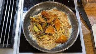 Spaghetti mit knusprigem Hähnchen und Avocado Spaghetti mit knusprigem Hähnchen und Avocado