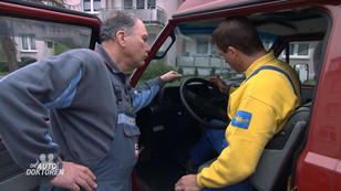 Ein Weltenbummler mit defektem VW Bus Ein Weltenbummler mit defektem VW Bus
