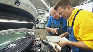 Aus dem Motor qualmt es gewaltig Aus dem Motor qualmt es gewaltig