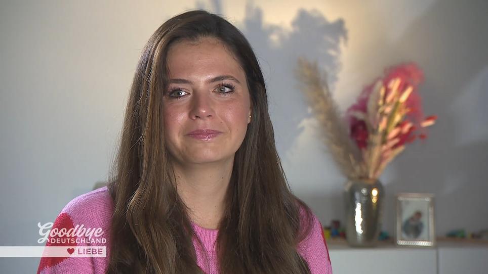 Emily ist unzufrieden mit ihrem Erscheinungsbild Emily ist unzufrieden mit ihrem Erscheinungsbild