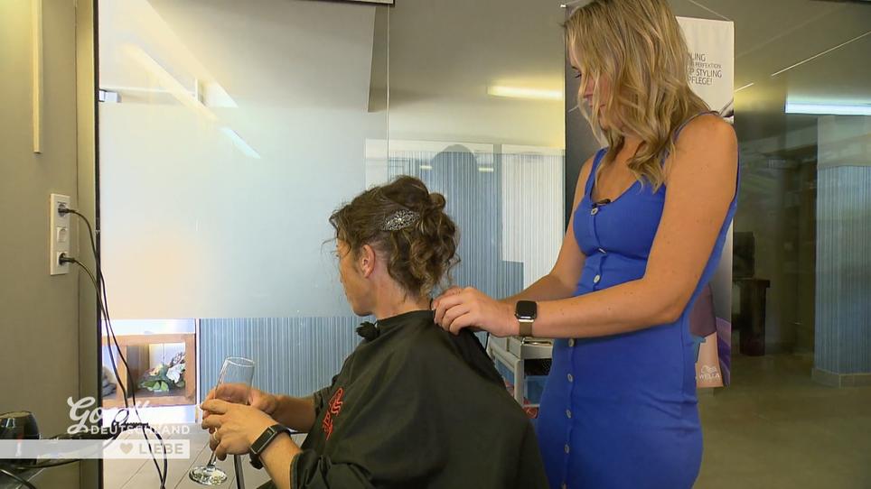 Ulrike bekommt eine neue Frisur Ulrike bekommt eine neue Frisur