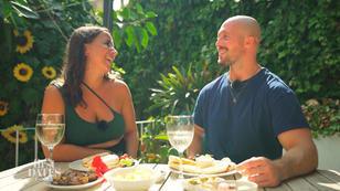 Elena sucht Dennis romantische Ader Elena sucht Dennis romantische Ader