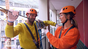David und Eva müssen einen harten Parcours absolvieren David und Eva müssen einen harten Parcours absolvieren
