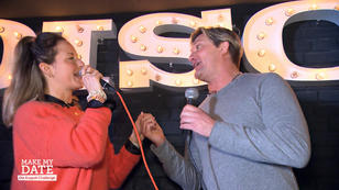 Schlagerfans Eva und Matze in der Karaoke-Bar Schlagerfans Eva und Matze in der Karaoke-Bar