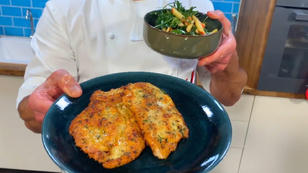 Knuspriges Hähnchenschnitzel mit Rucola-Apfel-Salat Knuspriges Hähnchenschnitzel mit Rucola-Apfel-Salat