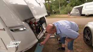 Mit der Wasserwaage wird der Wohnwagen ausgerichtet Mit der Wasserwaage wird der Wohnwagen ausgerichtet