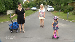 Marie lässt Tochter mit dem Roller vorfahren! Marie lässt Tochter mit dem Roller vorfahren!