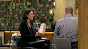 Udo und Diana tauschen regionale Geschenke aus Udo und Diana tauschen regionale Geschenke aus
